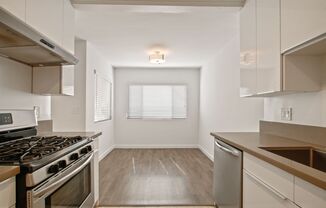 1043 5th St - north of Wilshire and 5 blocks to the beach!