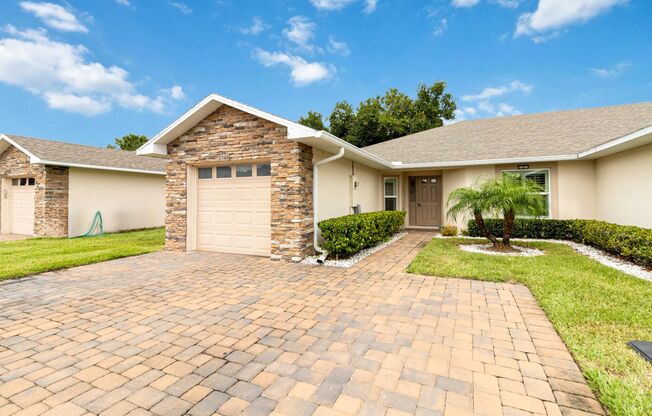 Beautiful 2/2 Single Story Townhouse W/ 1 Car Garage in St. Cloud