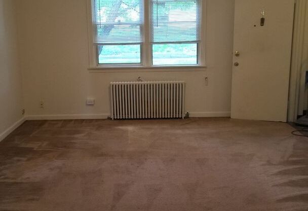 2 beds, 1 bath, 775 sqft, $1,095, Unit 627 Southcrest Drive #4