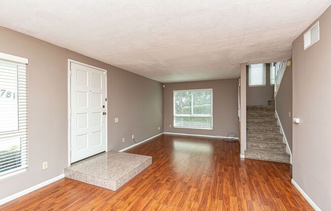 **LOOK NO FURTHER 3 BEDROOM TOWNHOME W/LAUNDRY, A/C, PET FRIENDLY!!