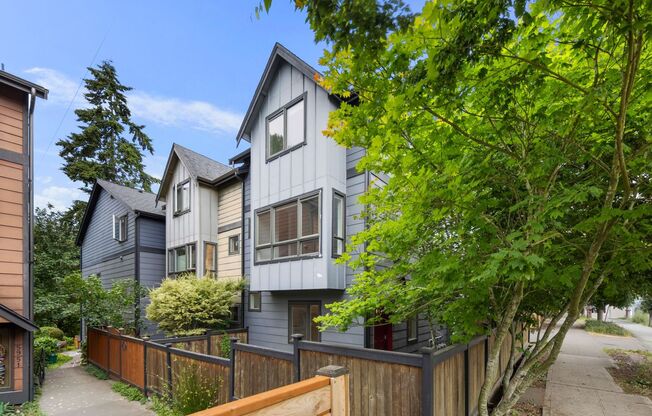 West Seattle - Large Bright 2 Bedroom 1.75 bath Delridge Townhouse