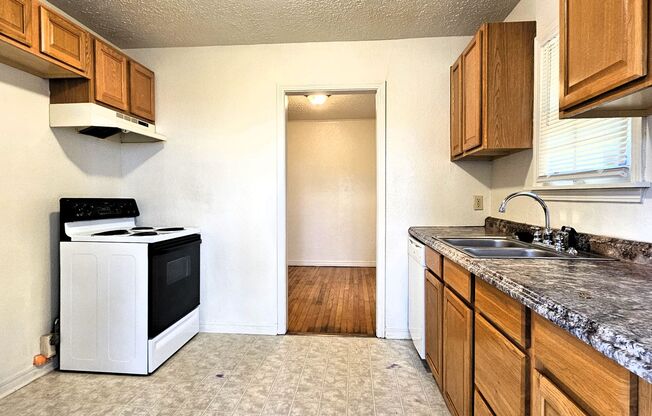 Lovely 2 Bedroom Home With A 1 Car Garage! HALF OFF FIRST FULL MONTHS RENT!!