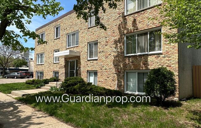 Longfellow Top Floor Apartment, Blocks From Light Rail, Free Fiber Internet, 1 Parking Space, Video Walk Through, One Month Free