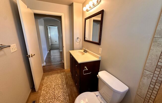 2 beds, 1 bath, 800 sqft, $1,695, Unit 509 7th St - Upper unit