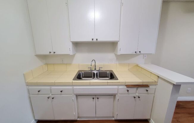 2 beds, 1 bath, $2,095, Unit 102