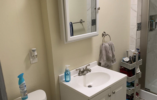 2 beds, 1 bath, $1,500, Unit Apt Back