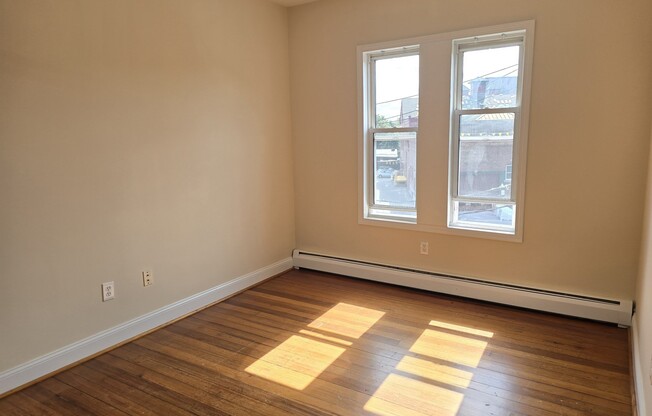 3 beds, 1 bath, 1,400 sqft, $2,900, Unit 3