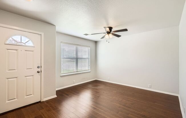 Stunning 4-bedroom/2.5-bathroom Home near JBSA-Randolph (Converse, TX)