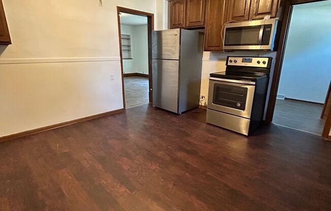 3 beds, 1 bath, $1,500, Unit 1543