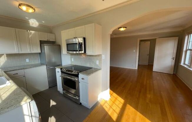 Queens Court Condo #310 - Top Floor Corner Unit - W/S/G included in rent!