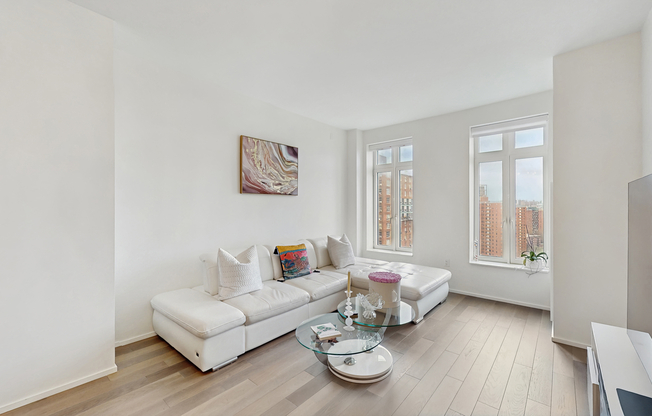 543 W 122 ST