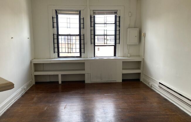 1 bed, 1 bath, 700 sqft, $1,349, Unit 42-3