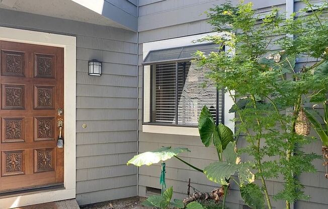CAMPBELL - Spacious townhome with central A/C, two car attached garage, patio