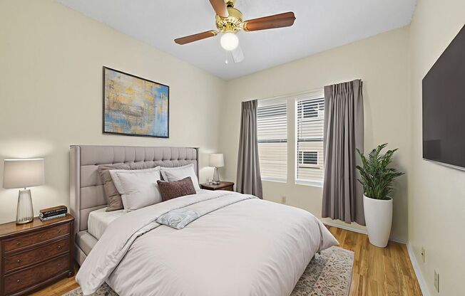 UT PRE LEASE: West Campus 2 bed / 2 bath, 2 RSVD parking, 2 blocks to UT Austin