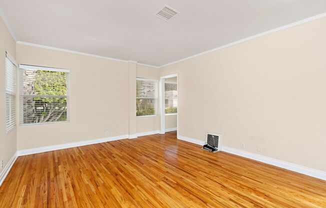Charming 1 Bed / 1 Bath Detached Unit in Prime West Hollywood – Garage, AC, In-Unit Laundry!