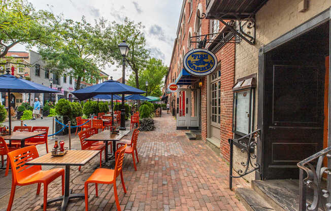 Old Town Alexandria restaurants and shops near Mason Hall ApartmentsOld Town Alexandria restaurants and shops near Mason Hall Apartments