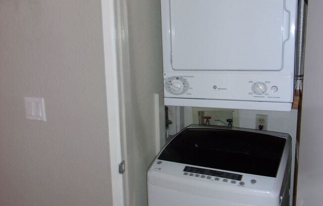 2 beds, 2 baths, 909 sqft, $1,995, Unit 30