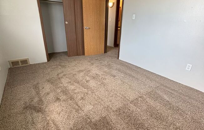 2 beds, 1 bath, 740 sqft, $850, Unit 3700-01