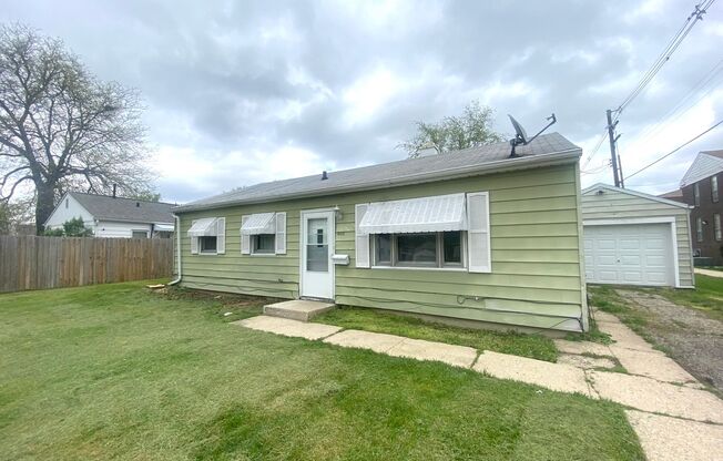 3 bedroom/1 bath Home Available Now in Peoria!