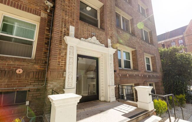Modern & Stylish 2-Bedroom Apartment... Great Location!