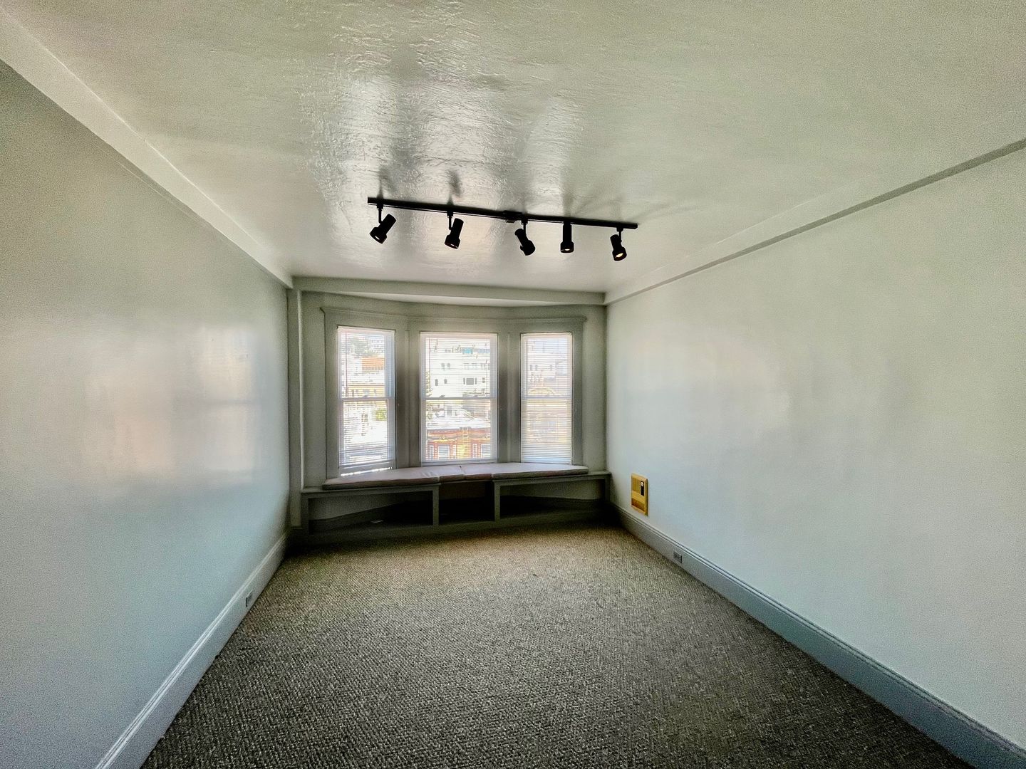 Luxurious Condo Living in Prime Cow Hollow Location!