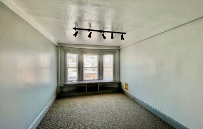 Luxurious Condo Living in Prime Cow Hollow Location!