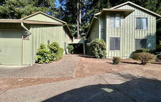 2 Bed 1 Bath Apartment in Lake Oswego! MOVE IN SPECIAL!!