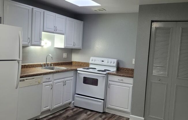 3 beds, 1 bath, 945 sqft, $1,700, Unit 1326 M4