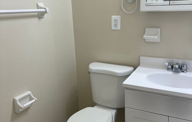 2 beds, 1 bath, 800 sqft, $1,700, Unit 2502-204