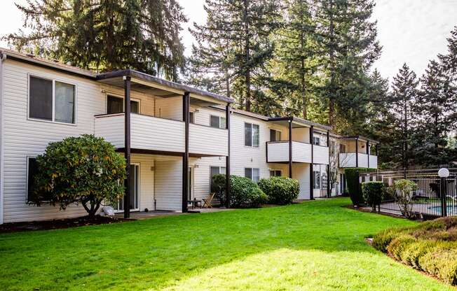 Lakewood Apartments - Arbor Pointe Apartments - Rear Exterior