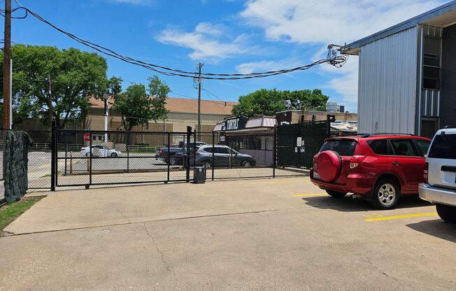 BEAUTIFUL REMODELED UPPER *1BD*1BA*STAINLESS STEEL APPLIANCES*GATED PARKING IN THE HEART OF OLD EAST DALLAS NEIGHBORHOOD