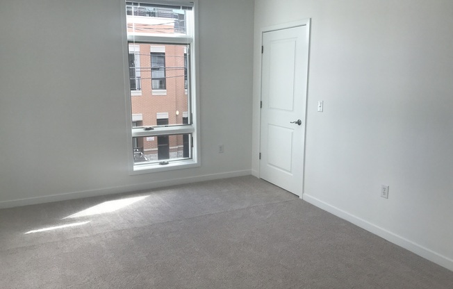 5 beds, 3 baths, $8,000, Unit 422 E. 6th St Apt 1