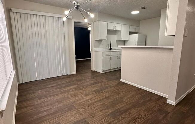 2 beds, 1 bath, 837 sqft, $1,040