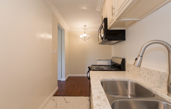 1 bed, 1 bath, 700 sqft, $1,895, Unit 30