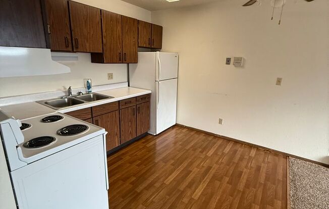 1 bed, 1 bath, 600 sqft, $620, Unit 2526-28
