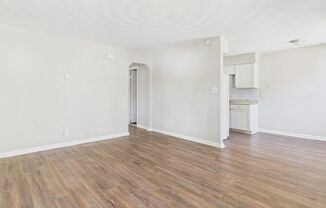 2 beds, 1 bath, $1,250, Unit 4