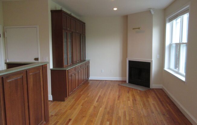 Logan Circle Centrally Located near Dupont 1 bed 1 bath with Balcony