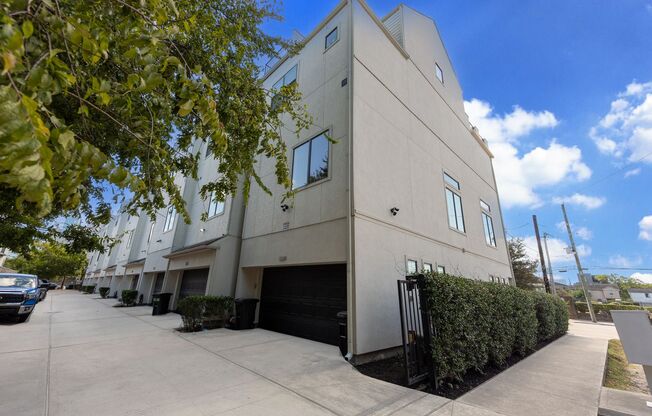 Beautiful 3 Story Townhome with Rooftop Views of Downtown!