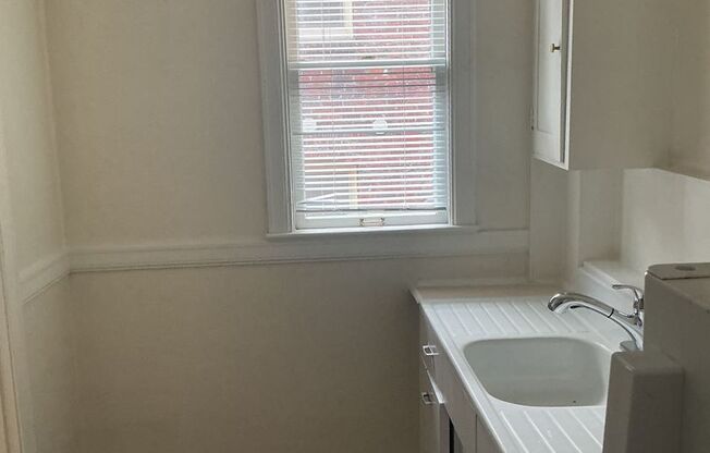 Studio, 1 bath, 325 sqft, $1,195, Unit 210