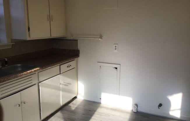 2 beds, 1 bath, $850, Unit upper