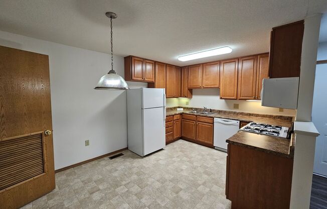 2 beds, 1.5 baths, 963 sqft, $1,240, Unit T-07