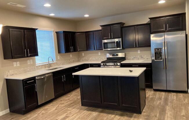 Newer Home In North Albany! Nealy 2500 sq ft, 4 Bedrooms with 2 1/2 Baths