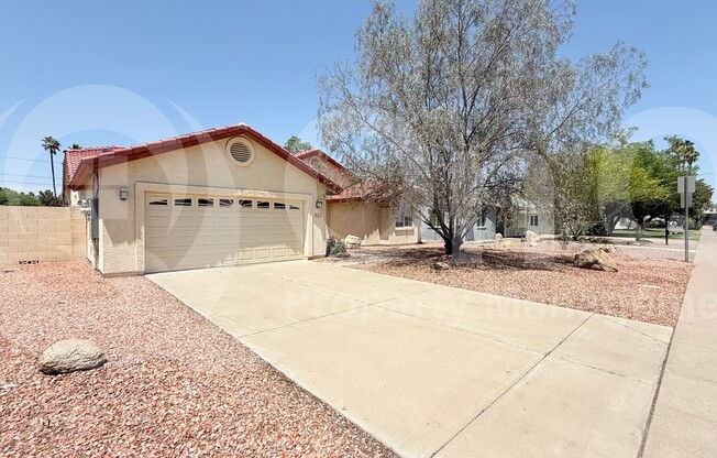 822 W EARLL DR