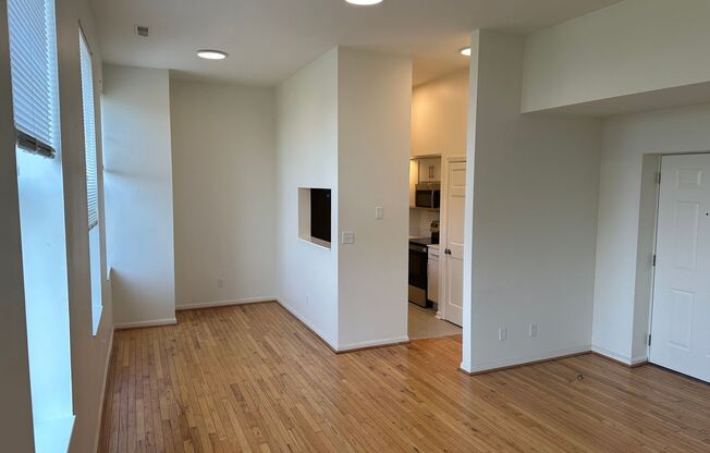 2 beds, 1 bath, 892 sqft, $1,615, Unit Unit 8