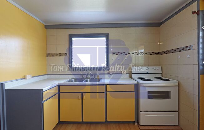 Upstairs duplex unit in Waipio! Convenient location!