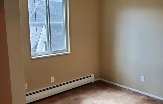 2 beds, 1 bath, $1,100, Unit Unit C2