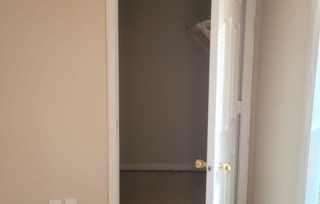 2 beds, 1 bath, 913 sqft, $1,595, Unit Apt. B