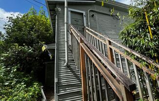 Main Level - 3 Bedroom  1  Bath Unit in Victorian House VERY Close to WWU