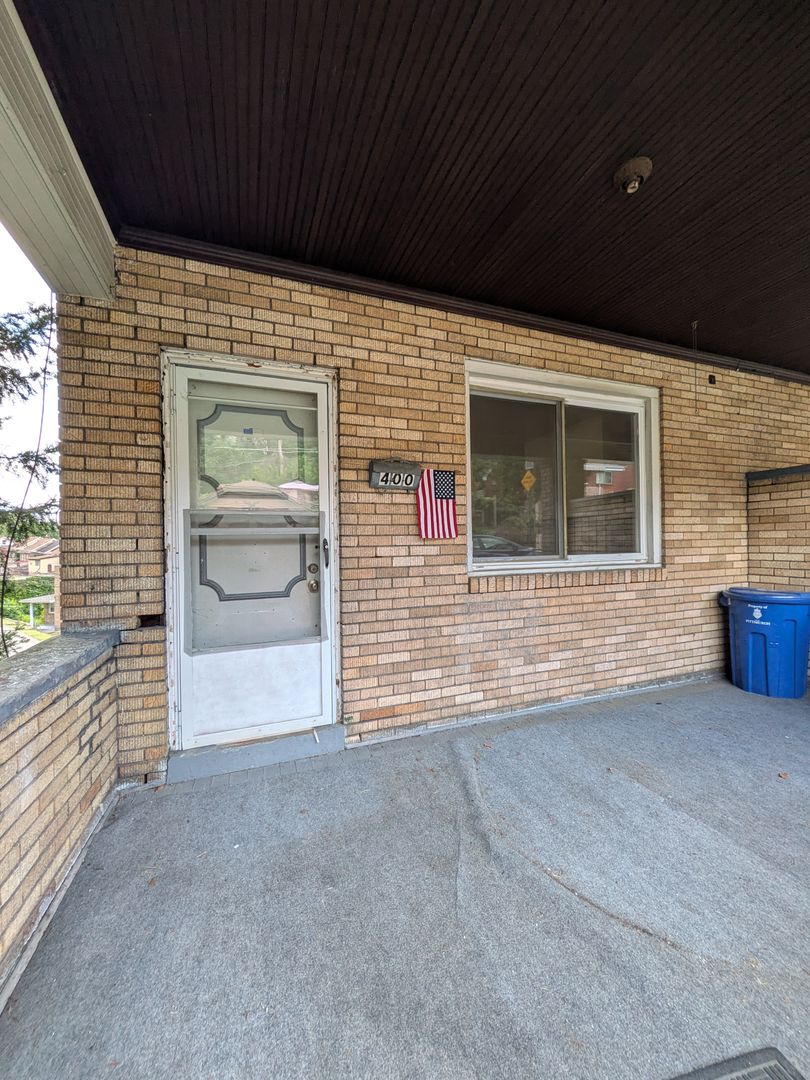 2 bed 1 bath home with large living room and yard!