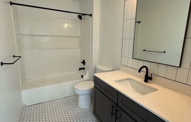 2 beds, 1 bath, 865 sqft, $2,350, Unit Unit 612